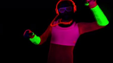 Kulüpte çılgın neon elbiseler giyen biri.