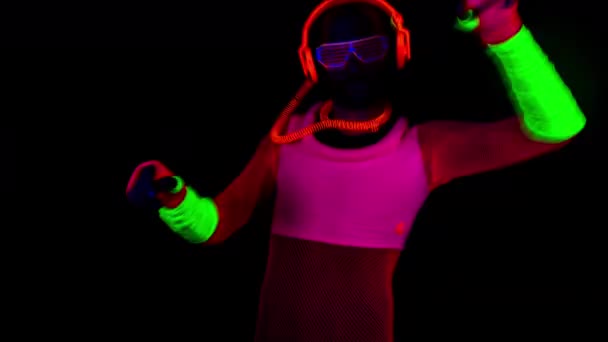 Persona che indossa vestiti al neon delirante nel club — Video Stock