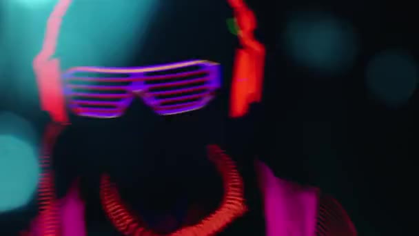 Persoon die neonkledij draagt razend in een club — Stockvideo