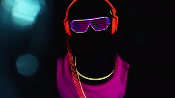 Osoba v neonovém oblečení blouznění v klubu — Stock video