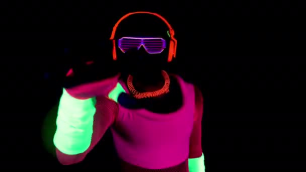 Pessoa vestindo roupas de néon raving no clube — Vídeo de Stock
