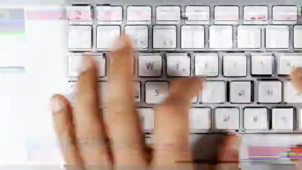 Bilgisayar klavyesinde yazı yazan kişinin yukarıdaki videosu — Stok video