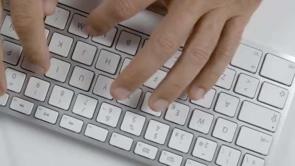 Vídeo aéreo de pessoa digitando no teclado do computador — Vídeo de Stock