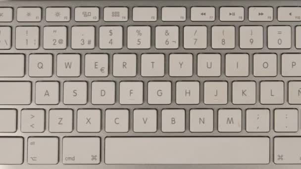 Bilgisayar klavyesinin görüntüsü taranıyor — Stok video