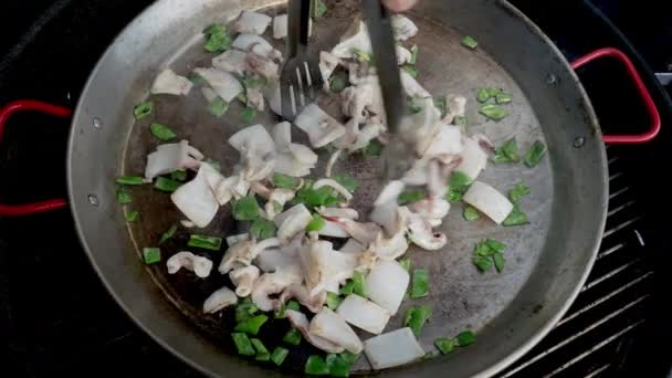 Nahaufnahme Video vom Kochen frischer Meeresfrüchte in der Paella-Pfanne — Stockvideo
