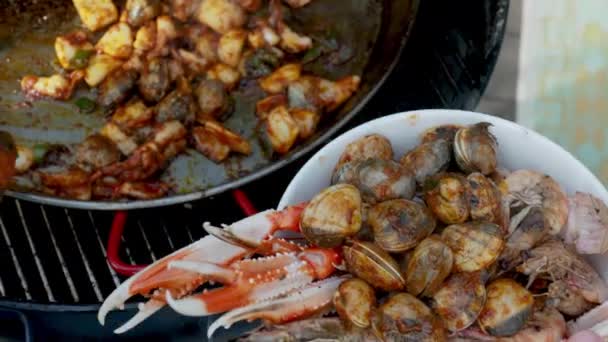 Close up video of fresh seafood cooking in paella pan — Stock Video