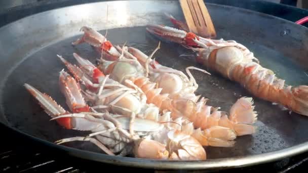 Videó a friss tengeri ételekről paella serpenyőben — Stock videók