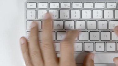 Bilgisayar klavyesinde yazı yazan kişinin yukarıdaki videosu