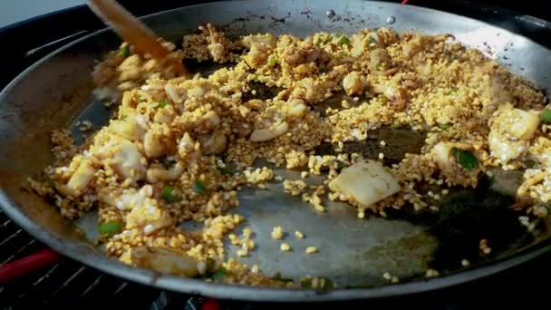 Närbild video av färska skaldjur matlagning i paella pan — Stockvideo