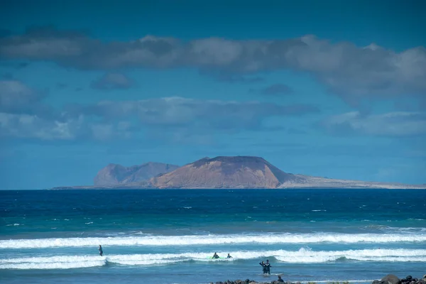 Mar e costa na praia de Famara, Lanzarote . — Fotografia de Stock