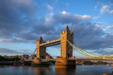 Gün batımı Tower Bridge, Londra, İngiltere, İngiltere