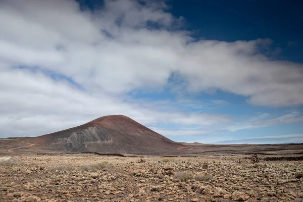 Wolken über den Bergen, Timanfaya Nationalpark. — Stockfoto