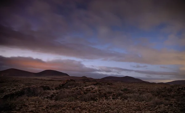 Sunset clouds over mountains, Timanfaya National Park. — Stock Photo, Image
