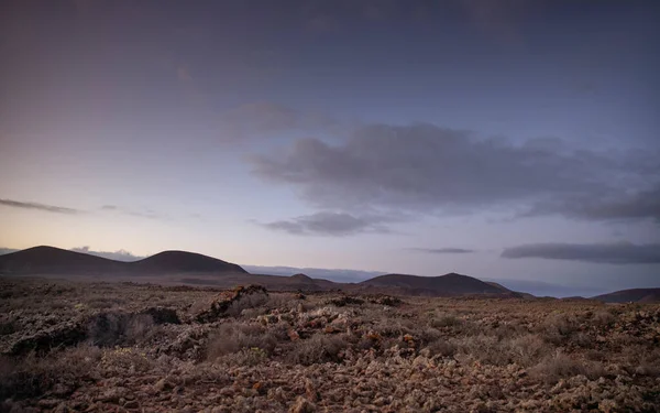 Coucher de soleil nuageux sur les montagnes, Parc national de Timanfaya. — Photo