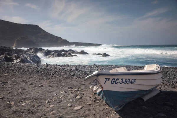 Rybářské lodě na černém písku, El Golfo, Lanzarote. — Stock fotografie