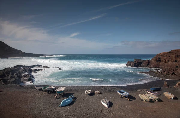 Fiskebåtar på svart sand, El Golfo, Lanzarote. — Stockfoto