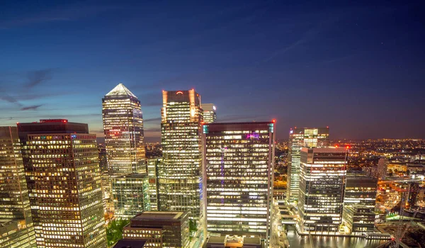 Canary Wharf, Docklands, Londres por la noche — Foto de Stock