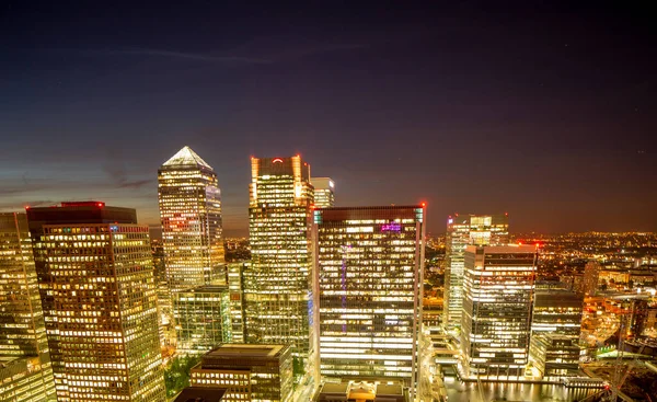 Canary Wharf, Docklands, Londres por la noche — Foto de Stock