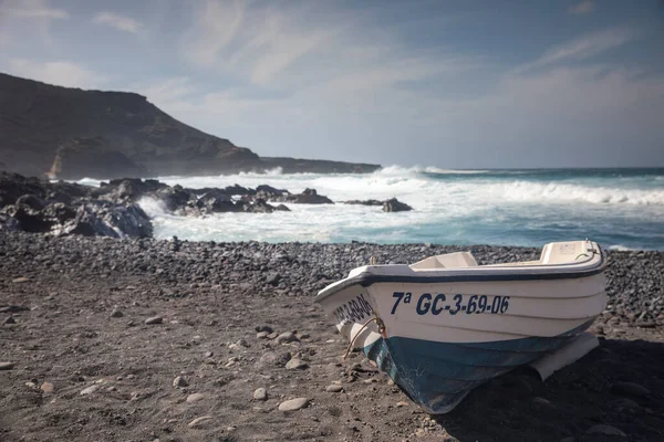 Barche da pesca su sabbia nera, El Golfo, Lanzarote. Immagine Stock
