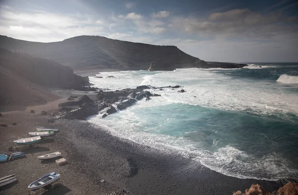 Bateaux de pêche sur sable noir, El Golfo, Lanzarote. Photos De Stock Libres De Droits