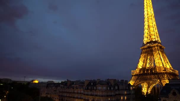 Gece gündüz Eyfel Kulesi, Paris, Fransa 'nın görüntüleri. — Stok video