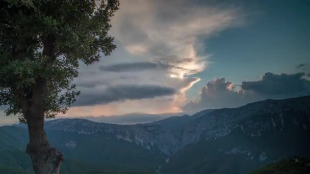 Fram och tillbaka timelapse av moln över bergen, Sardinien, Italien — Stockvideo