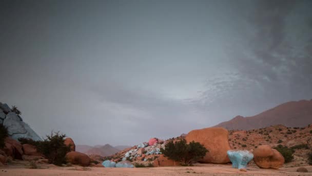 Back and forth timelapse video of painted rocks, Morocco — Stock Video