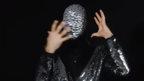 Mr disco ball purtând jachetă de argint dansând — Videoclip de stoc