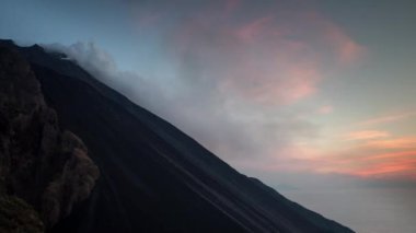 Stromboli Yanardağı üzerinde bulutların bir ileri bir geri zaman videosu