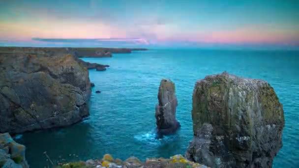 Gün batımında, Galler 'de kıyı şeridindeki kayalıkların döngüsel videosu — Stok video