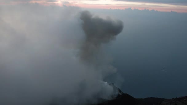 Heen en weer timelapse video van Stromboli Vulkaan uitbarsting, Italië — Stockvideo