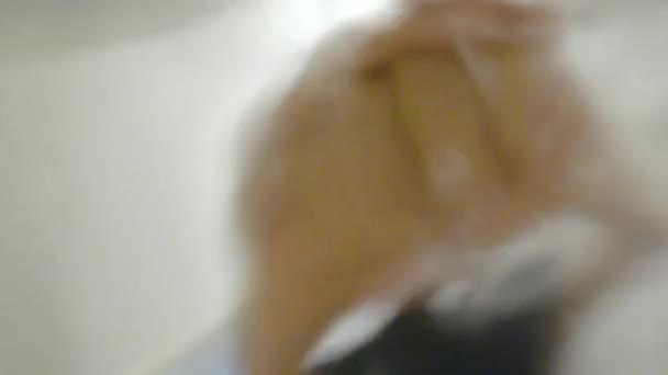 Homme se lavant les mains avec du savon et de l'eau