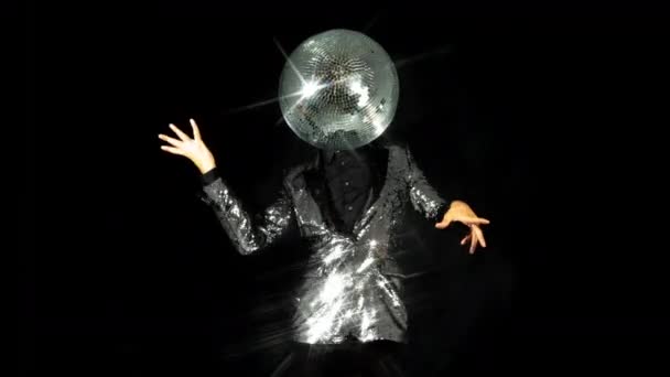Містер диско м'яч в срібній куртці танцює — стокове відео