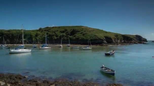 Сроки видео рыбацких лодок в приливной воде, Солва, Пемброкшир, Уэльс — стоковое видео