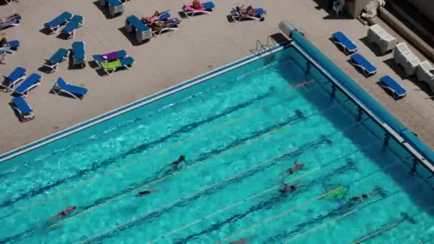 Včasnost lidí v bazénu v Barceloneta, Barcelona, Španělsko — Stock video