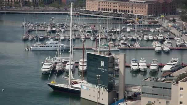 Timelapse of harbour in la Barceloneta, Barcelona, Spanje — Stockvideo