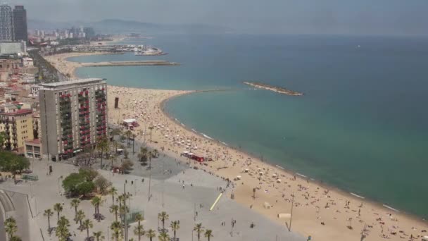 Načasování lidí na pláži v la Barceloneta, Barcelona, Španělsko — Stock video