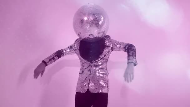 Mr disco ball indossa giacca d'argento danza — Video Stock