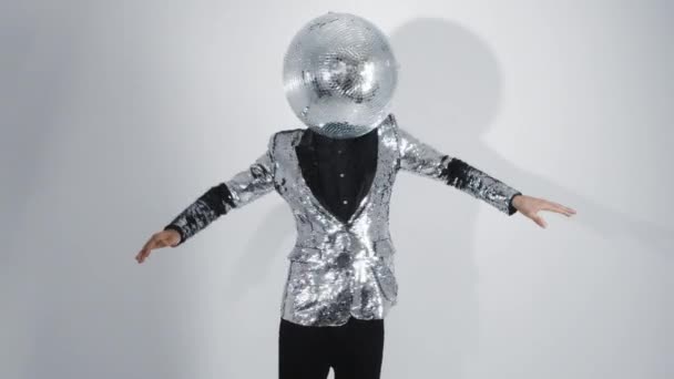 Містер диско м'яч в срібній куртці танцює — стокове відео
