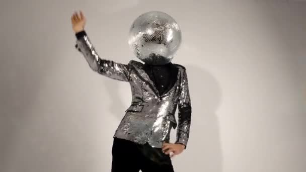 Gümüş ceketli Bay disko topu dans ediyor. — Stok video