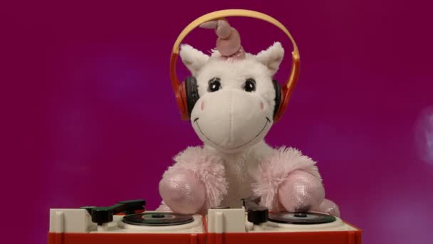 Toy unicorn djing με φωτοβολίδα φακού — Αρχείο Βίντεο