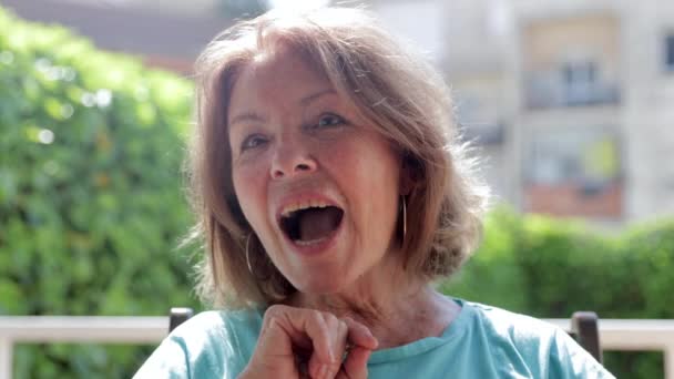 Vidéo de grand-mère sur appel vidéo avec la famille agitant et souriant — Video