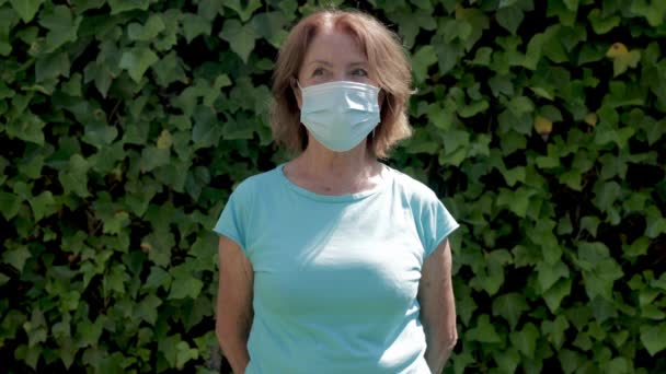 Rijpere vrouw draagt beschermende gezichtsmasker — Stockvideo