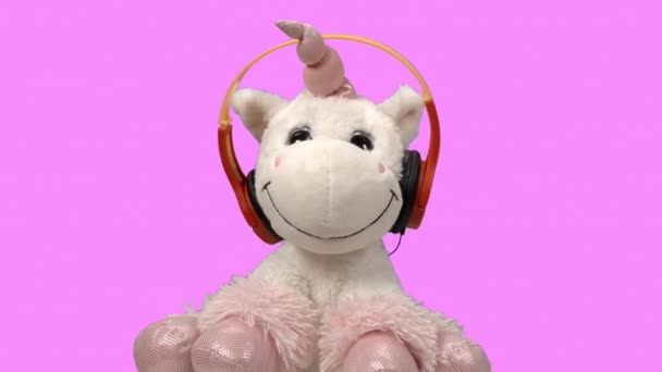 Jouet licorne dansant contre rose — Video