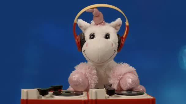 Toy unicorn djing with lens flare — Stock video