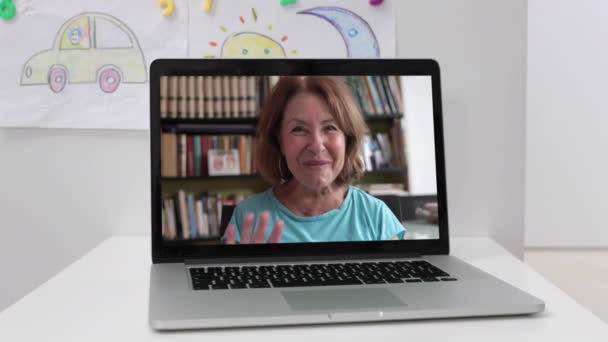 Video della nonna in videochiamata con la famiglia che saluta e sorride — Video Stock