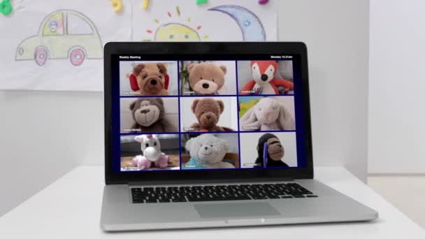 Vídeo de ursinhos de pelúcia no chat de vídeo laptop — Vídeo de Stock