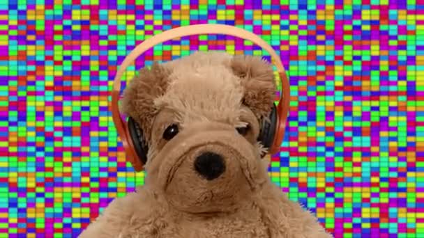 Teddy beer draagt een hoofdtelefoon dansend — Stockvideo