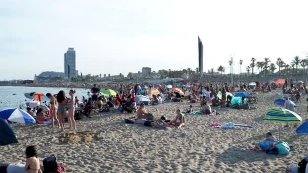 Pusta plaża i morze podczas Lockdown, Barcelona, Hiszpania — Wideo stockowe