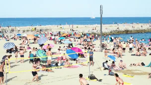 Пустой пляж и море во время Lockdown, Барселона, Испания — стоковое видео